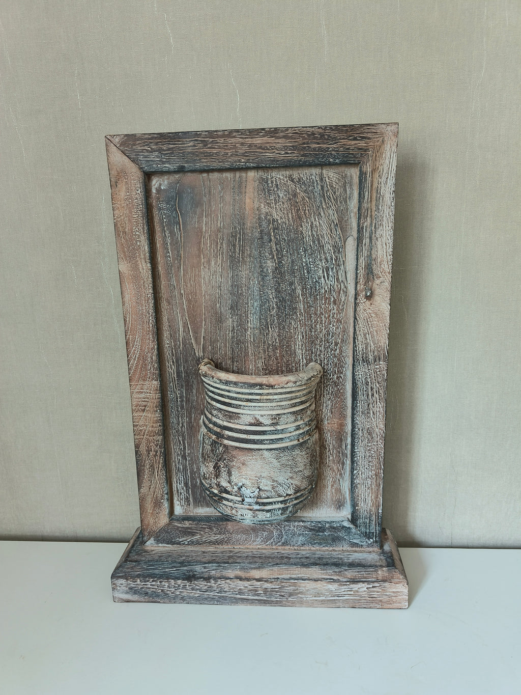 Houten paneel met vaas op standaard