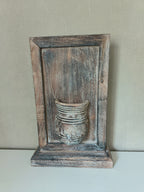 Houten paneel met vaas op standaard