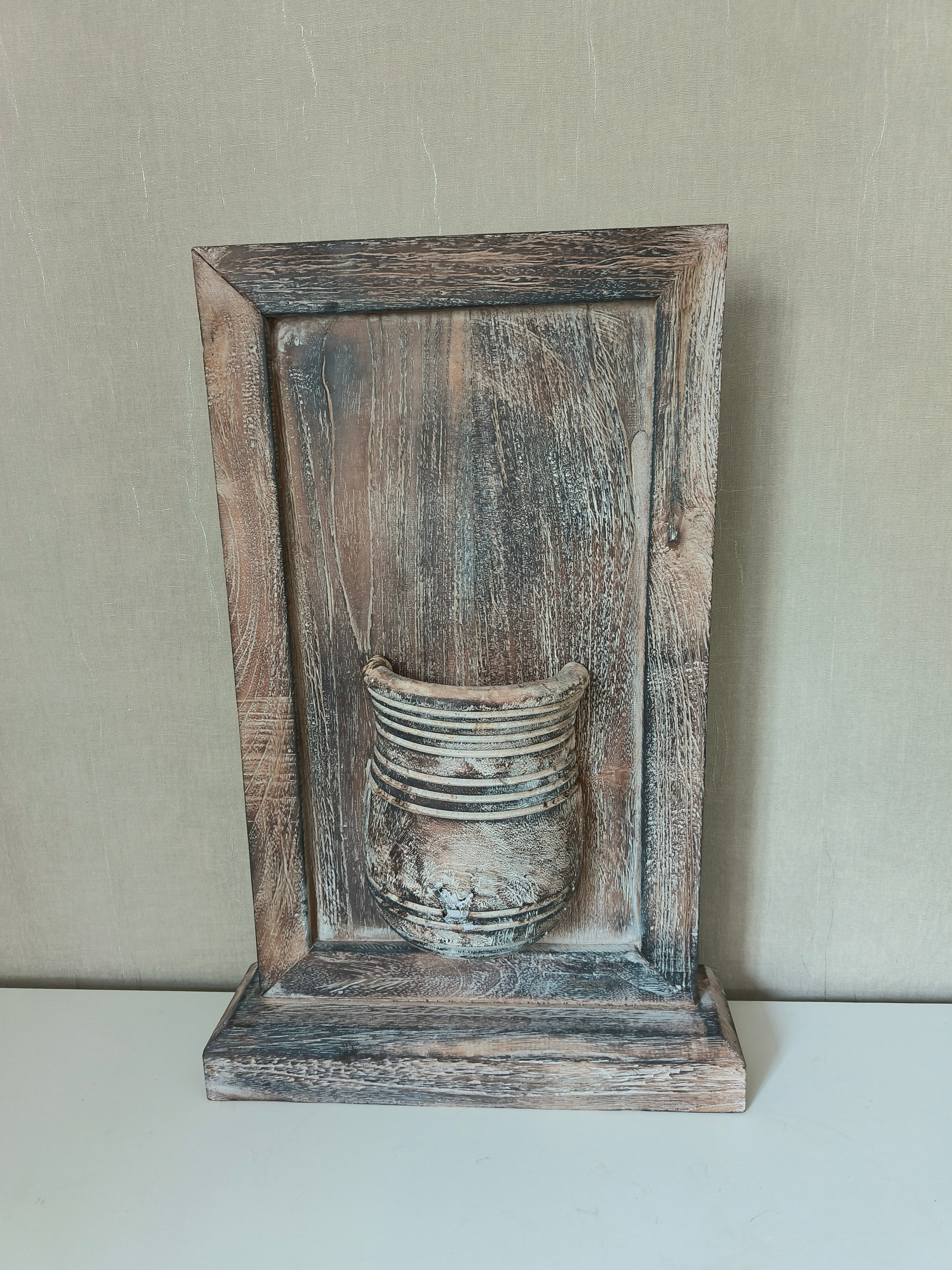 Houten paneel met vaas op standaard