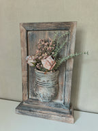 Houten paneel met vaas op standaard