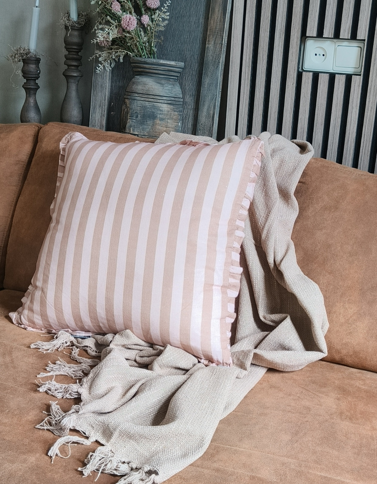 Kussen streep met roezel beige/ roze