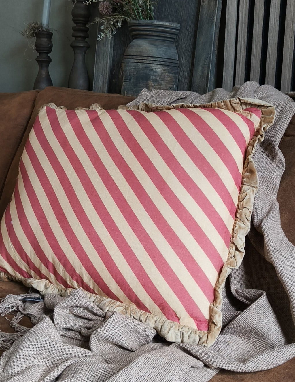 Kussen streep roezel goud/ roze