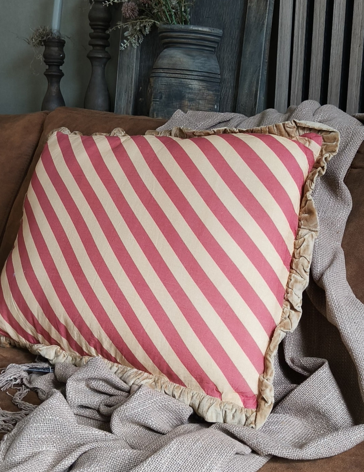 Kussen streep roezel goud/ roze