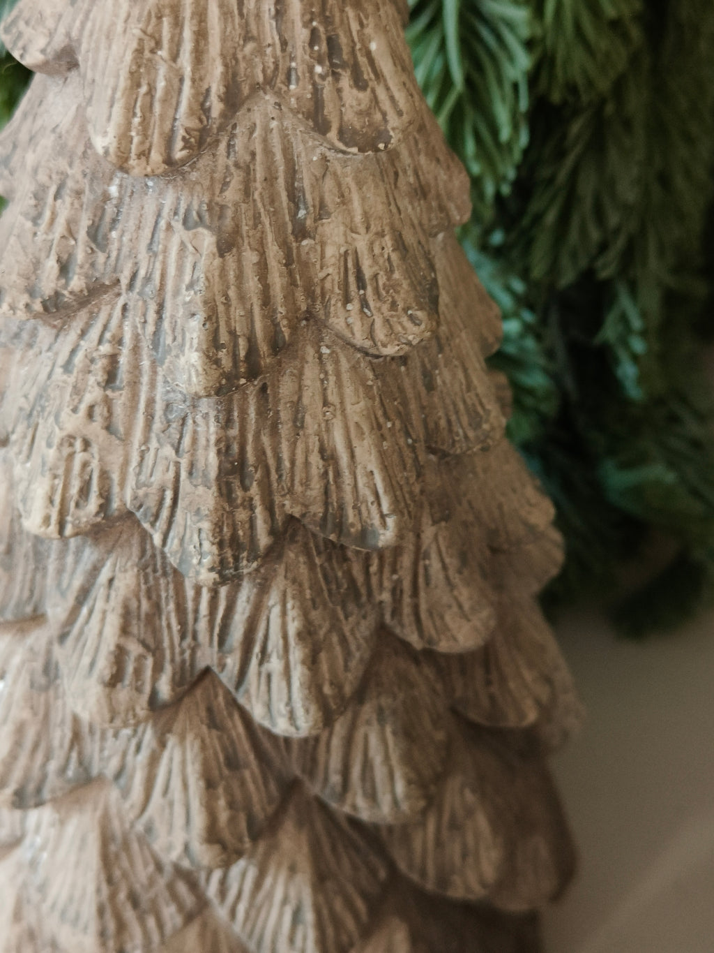 Betonnen kerstboom grijs