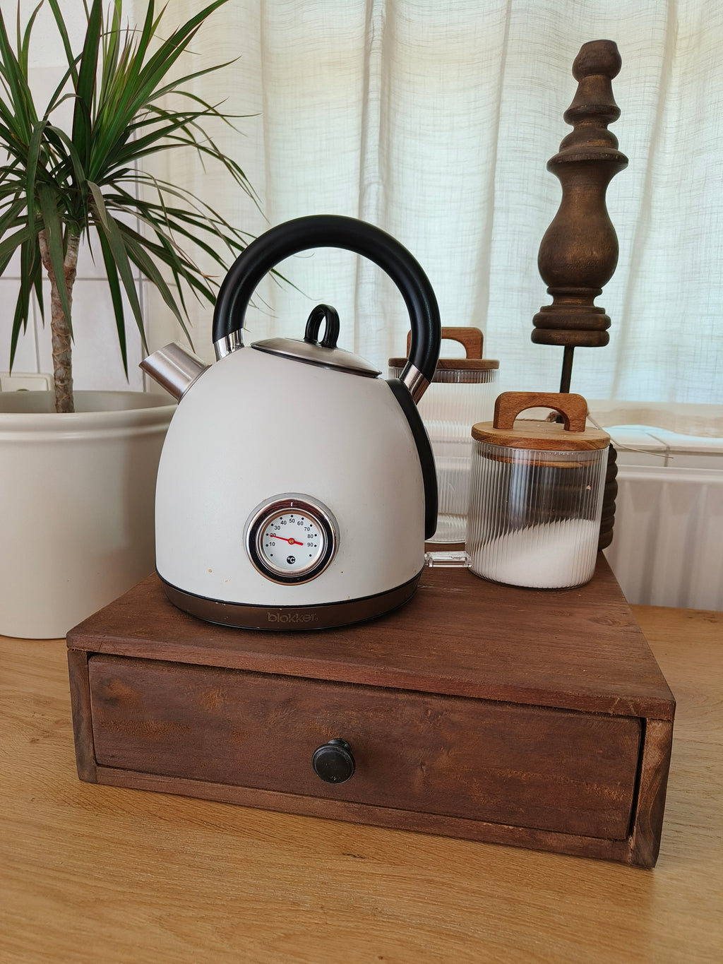 Houten display met lade