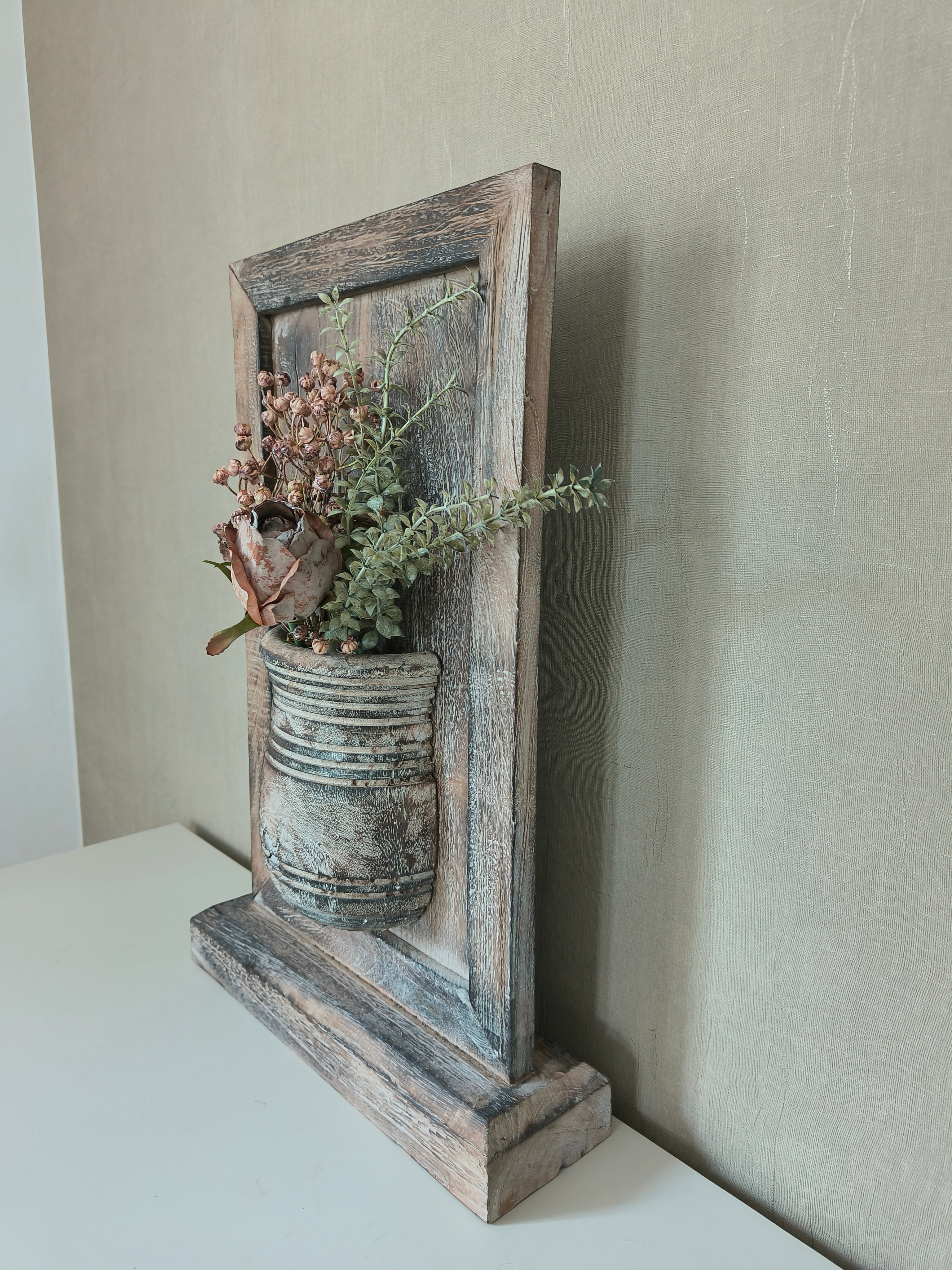 Houten paneel met vaas op standaard