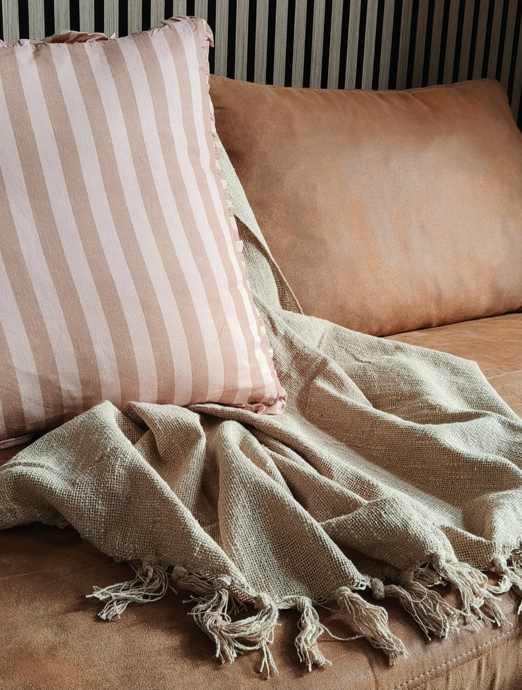 Kussen streep met roezel beige/ roze