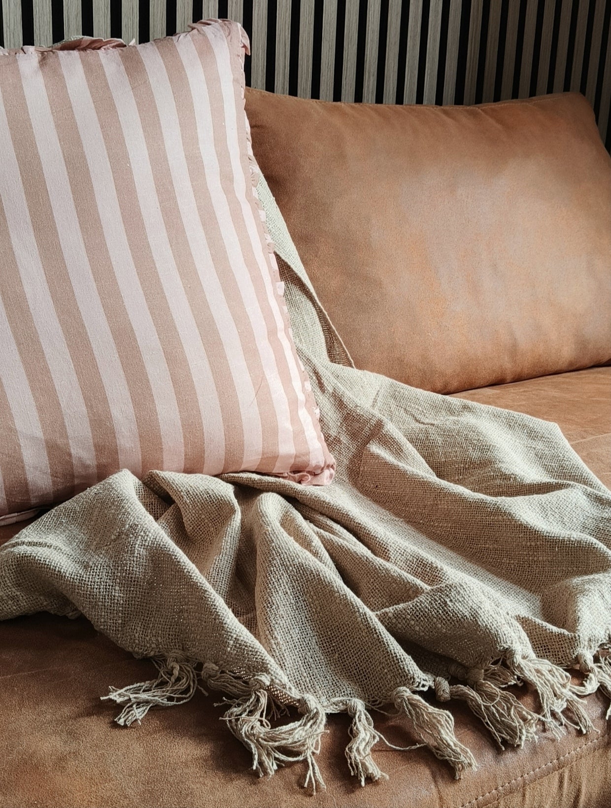 Kussen streep met roezel beige/ roze