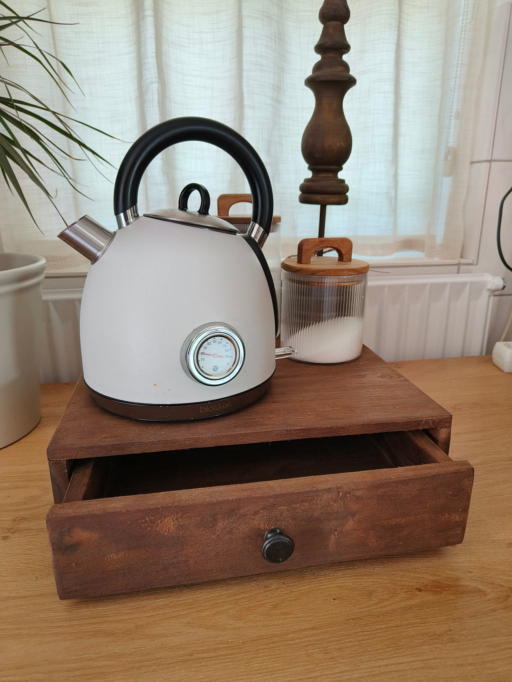 Houten display met lade