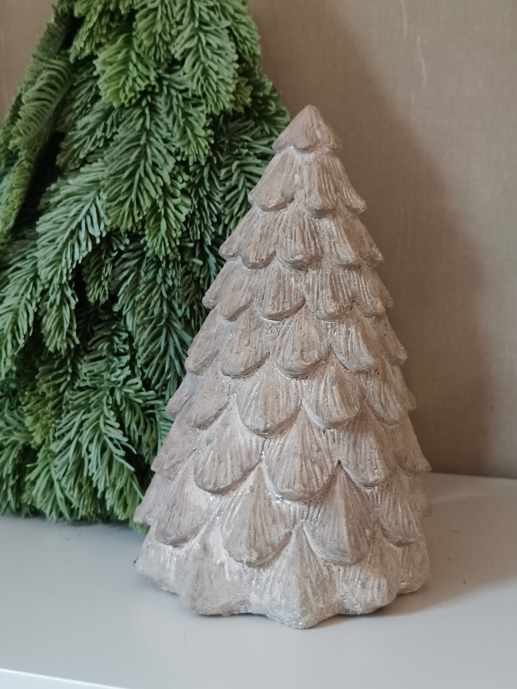 Betonnen kerstboom grijs