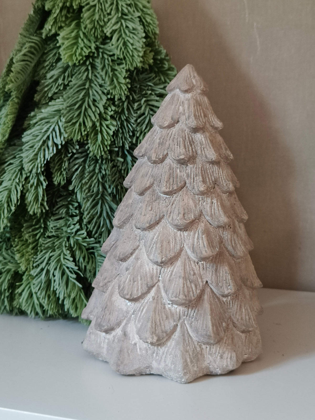 Betonnen kerstboom grijs