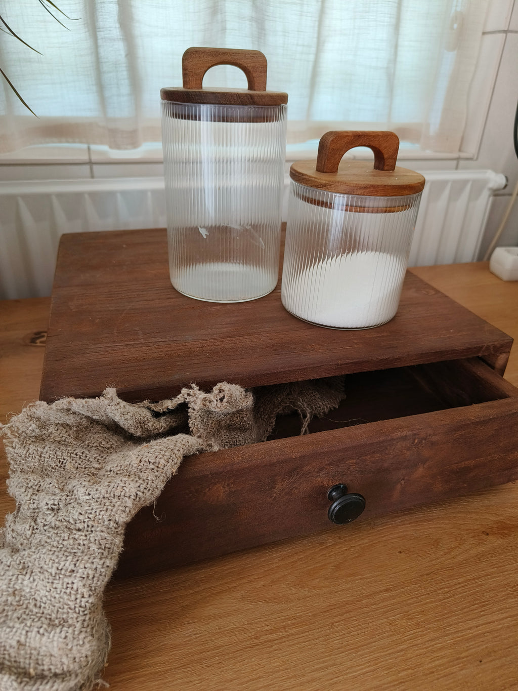 Houten display met lade