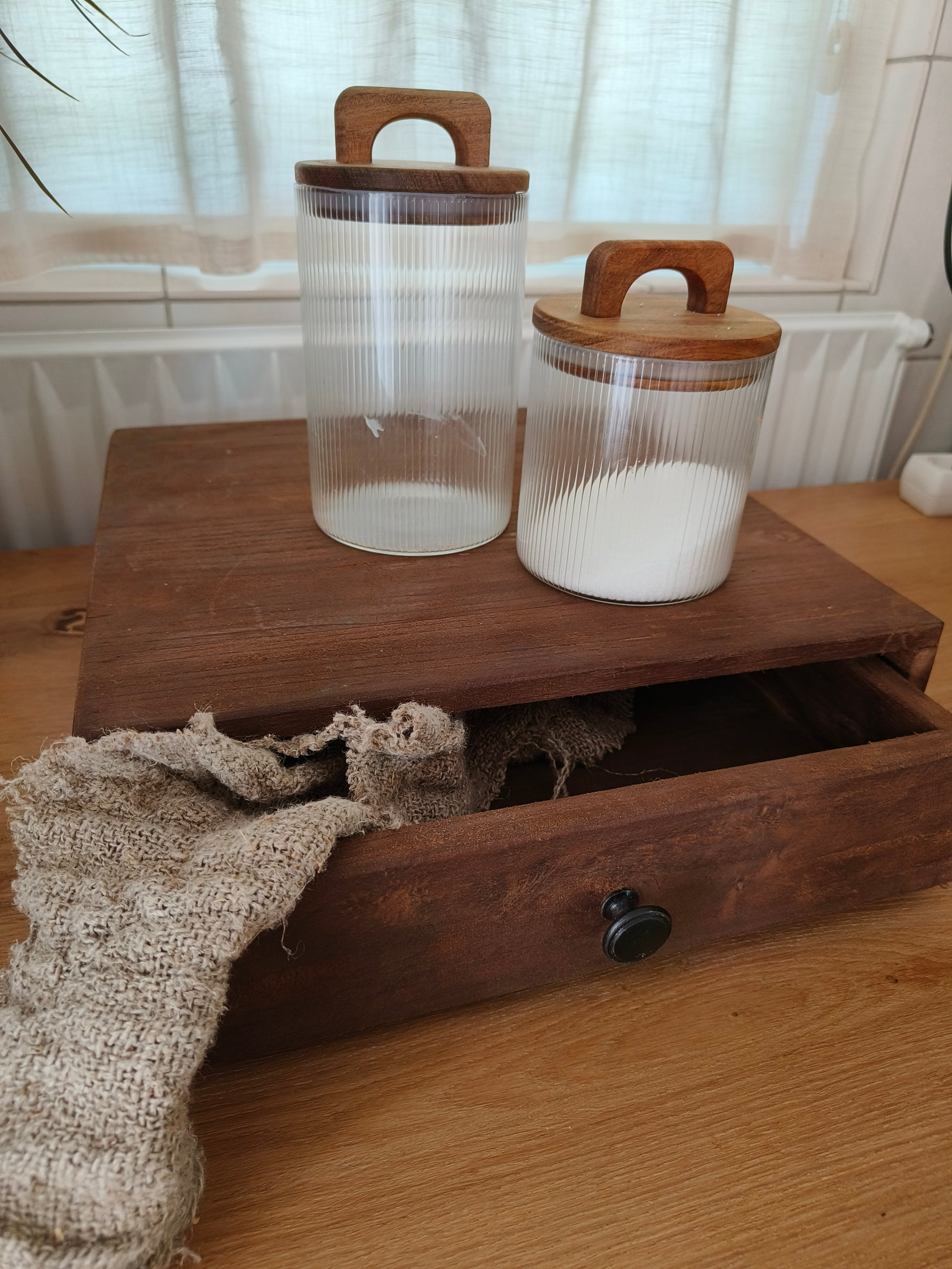 Houten display met lade