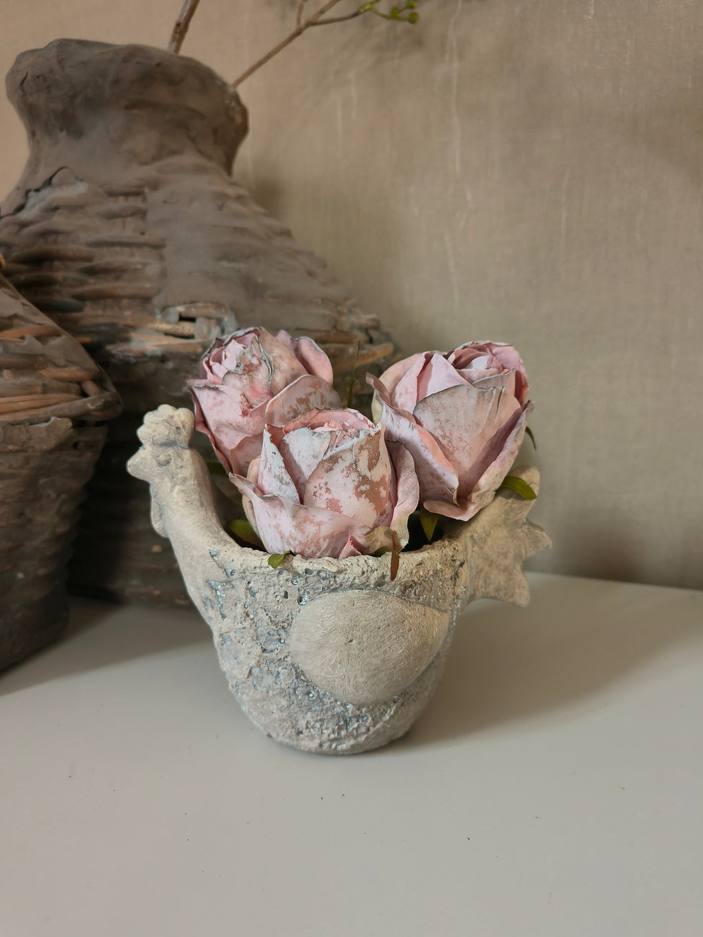 Betonnen kip bloembak