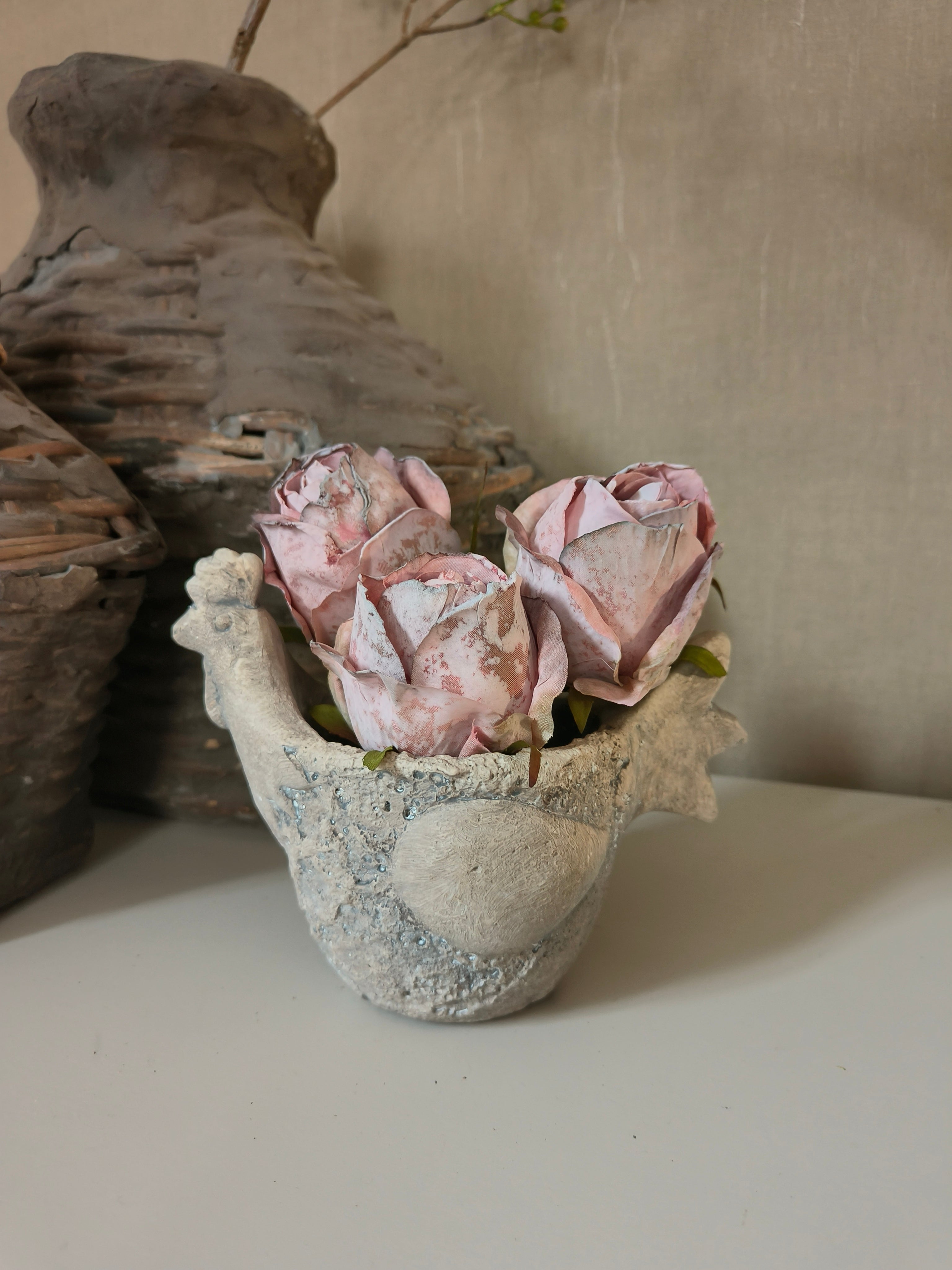 Betonnen kip bloembak