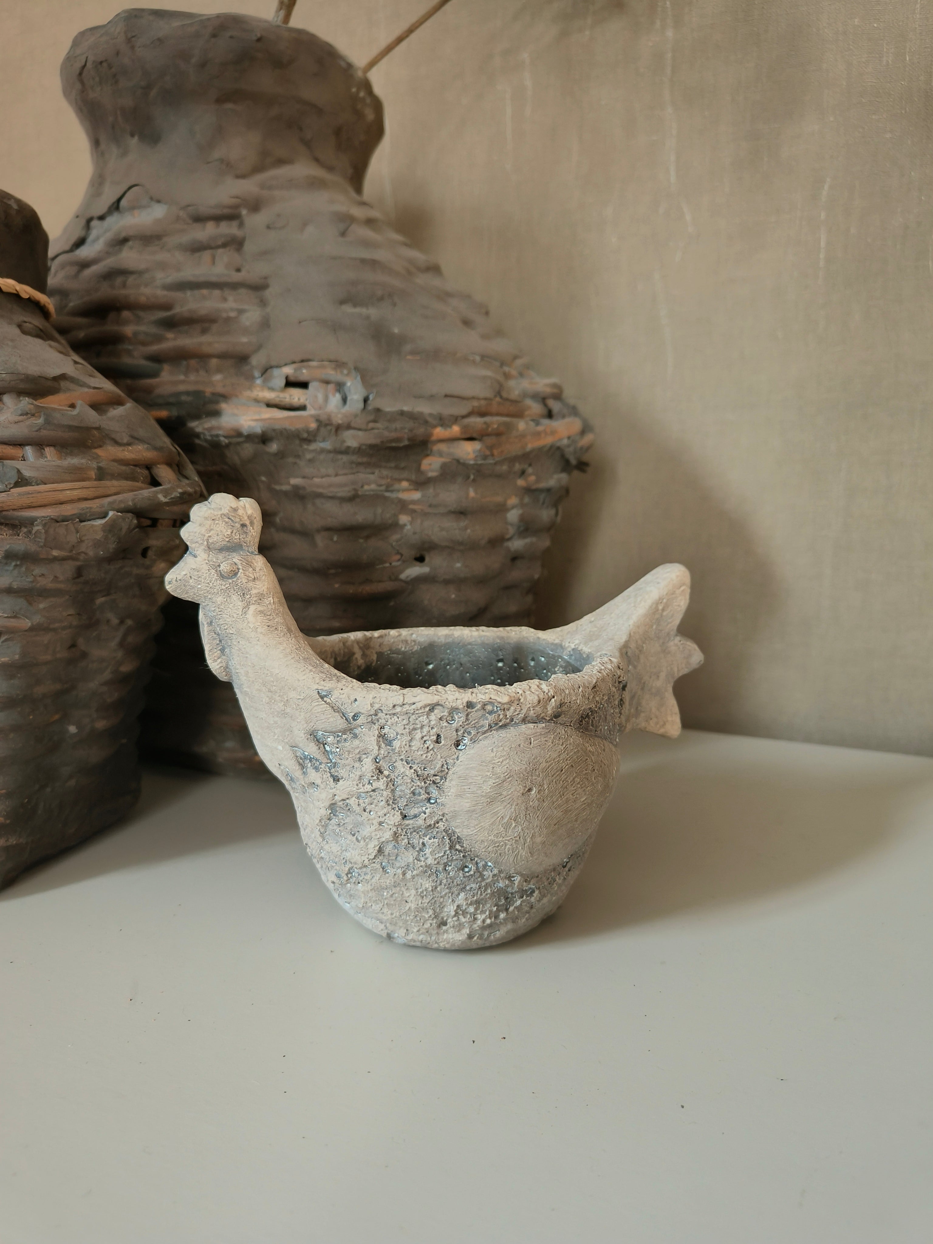 Betonnen kip bloembak