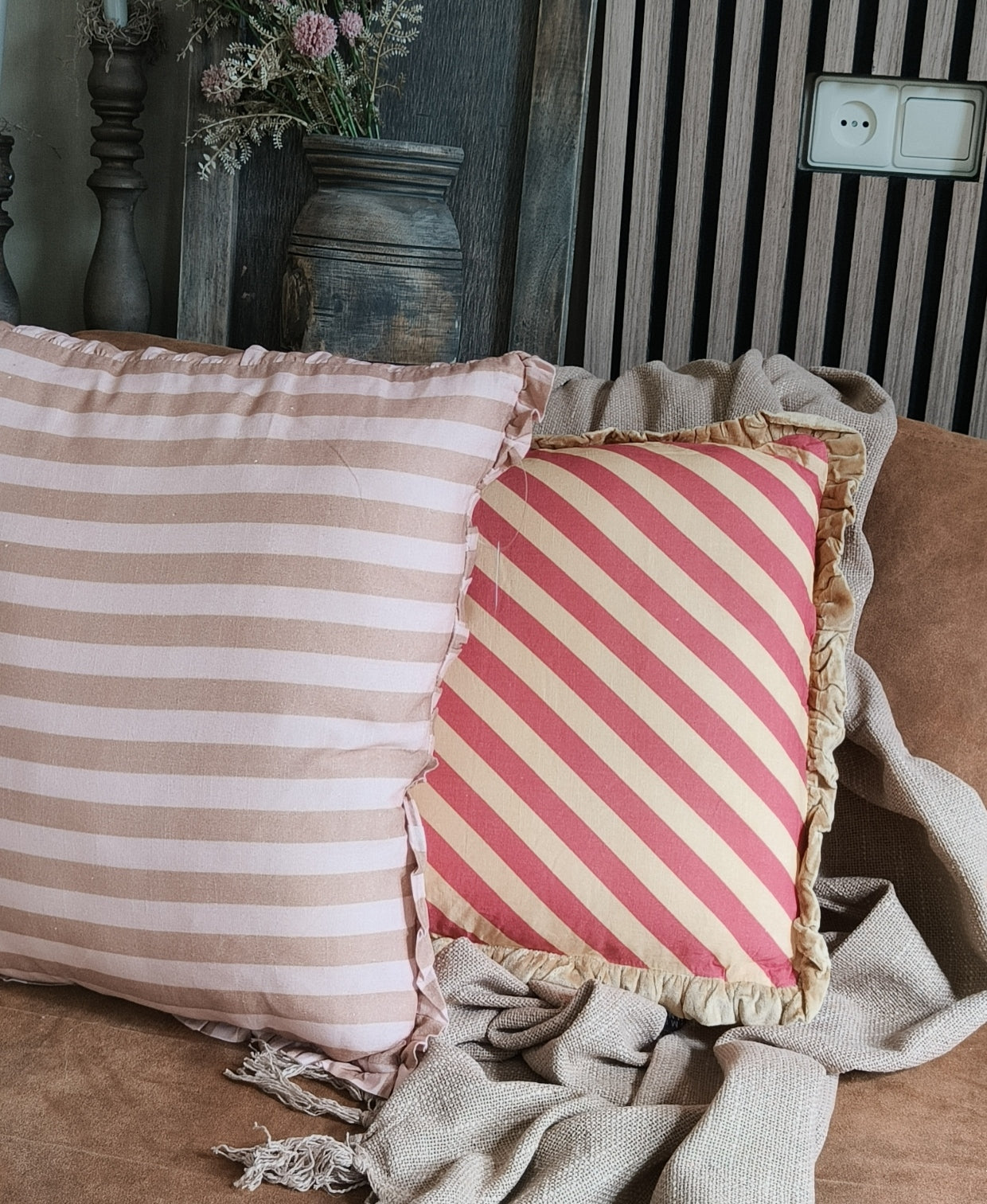 Kussen streep roezel goud/ roze
