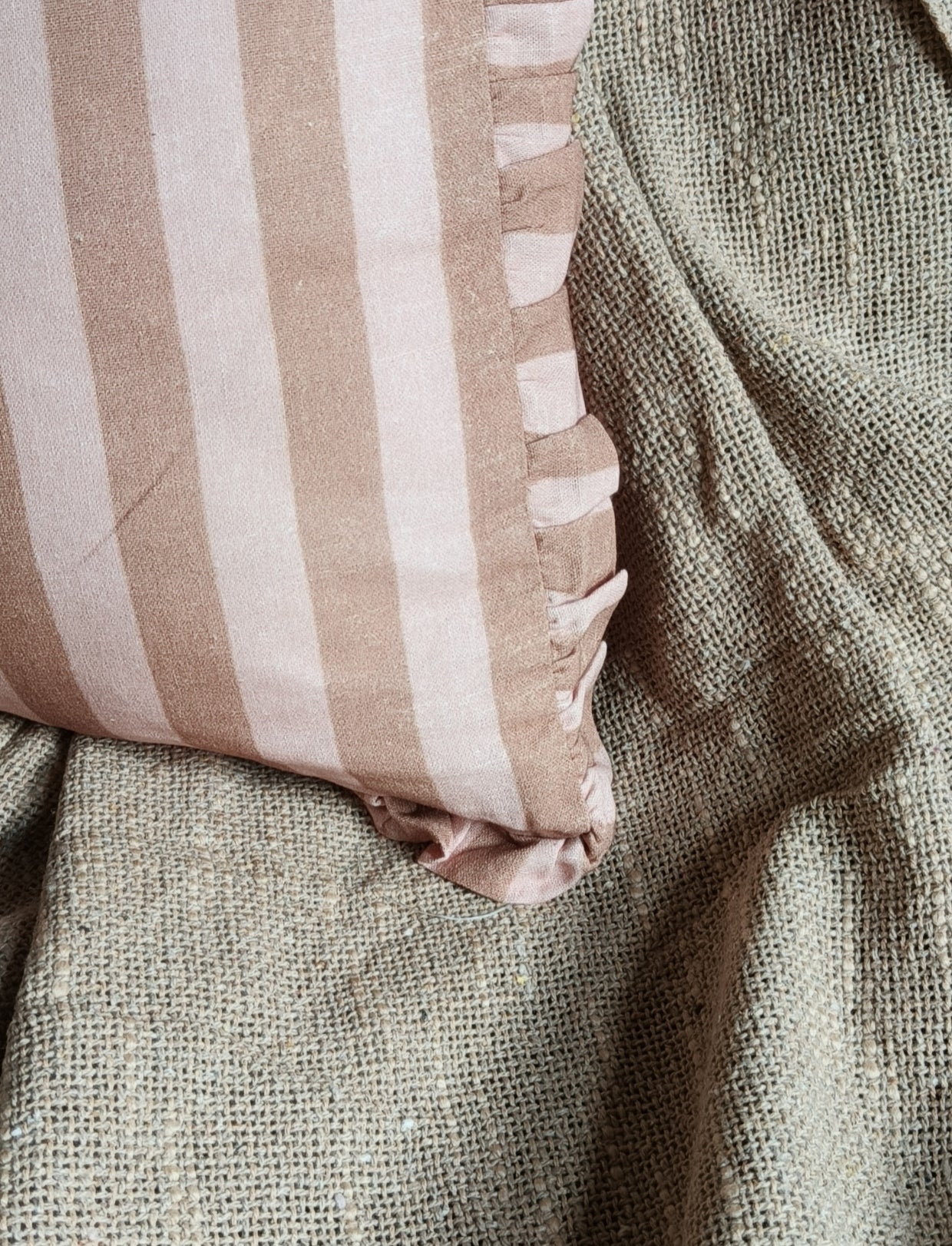 Kussen streep met roezel beige/ roze
