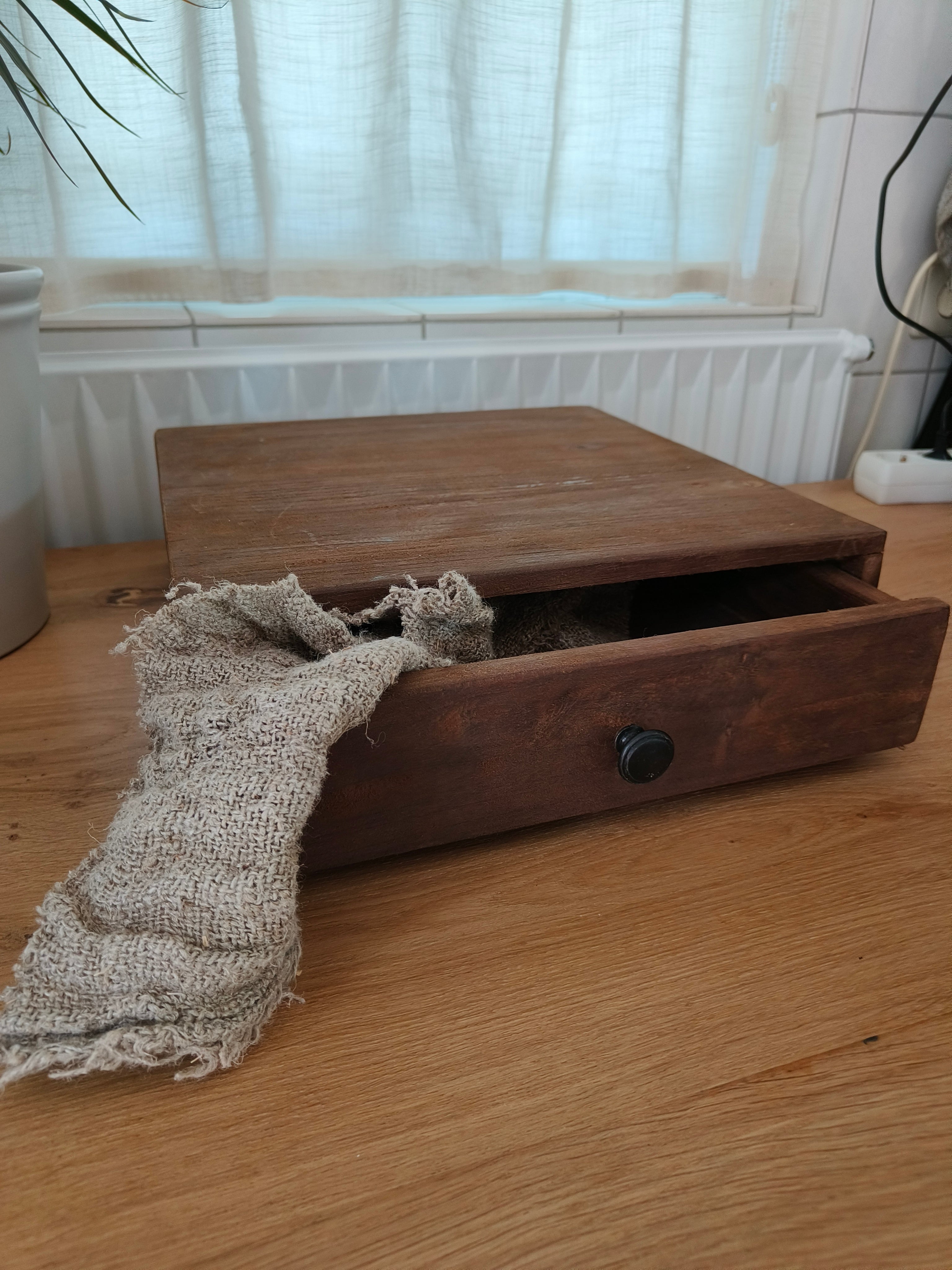 Houten display met lade