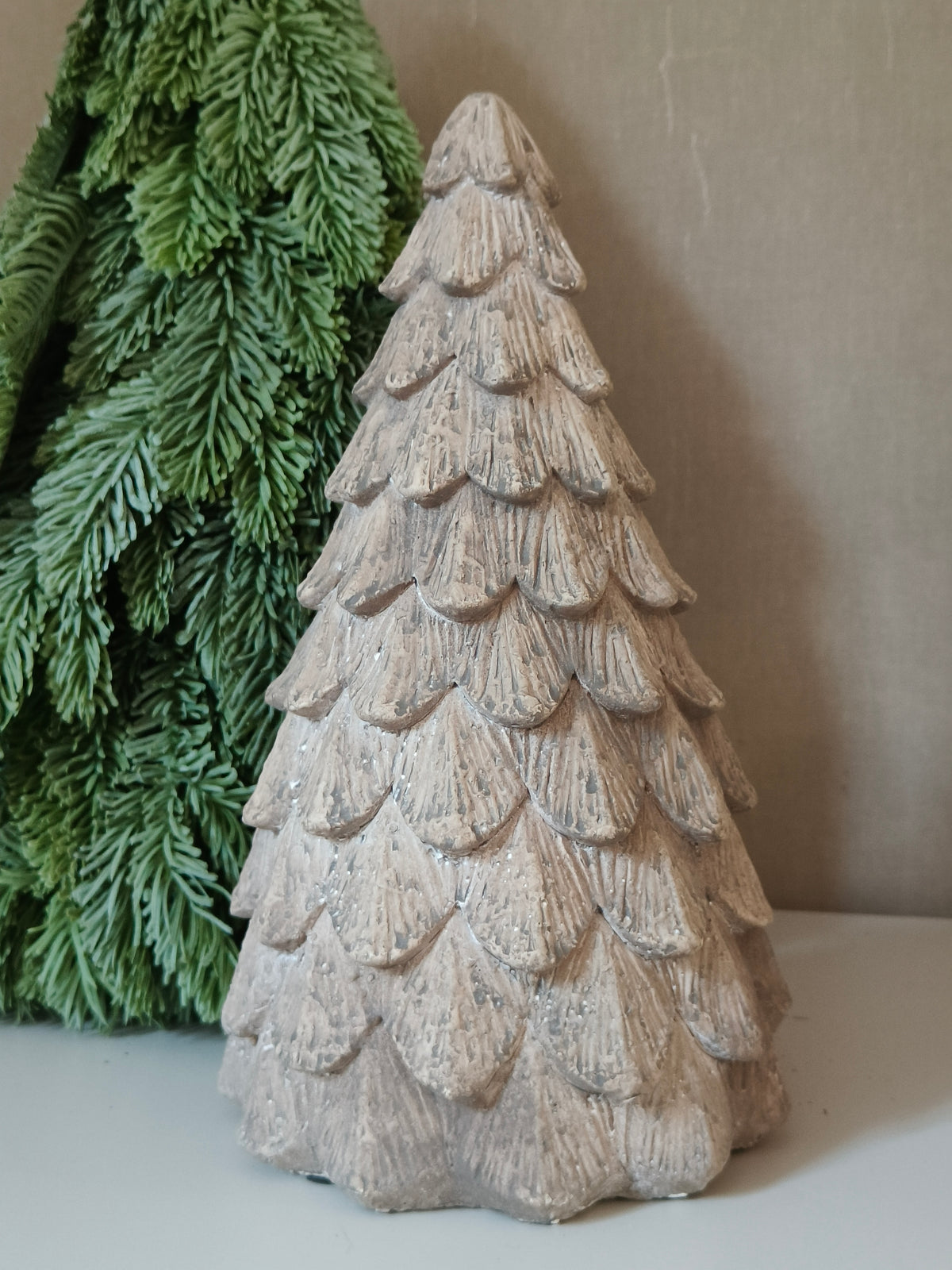 Betonnen kerstboom grijs