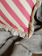 Kussen streep roezel goud/ roze