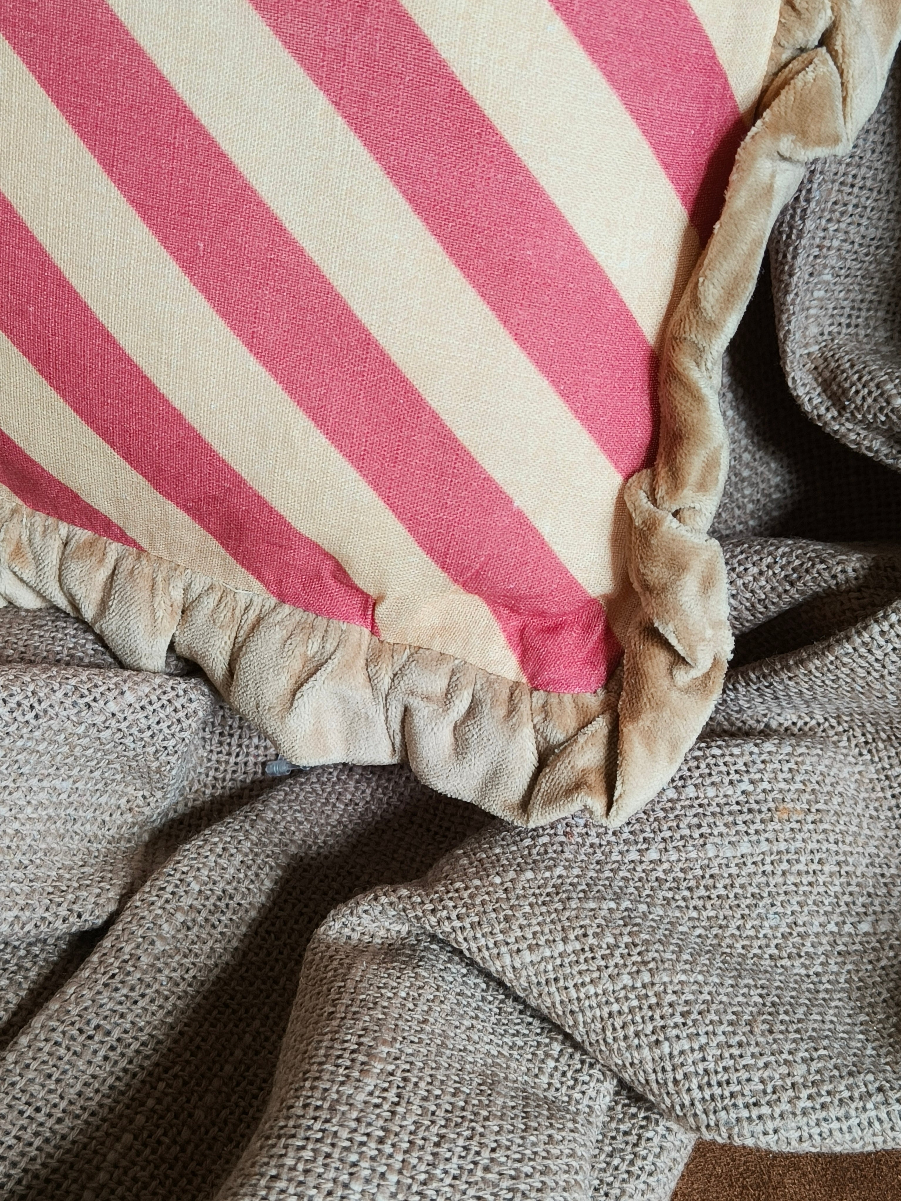 Kussen streep roezel goud/ roze