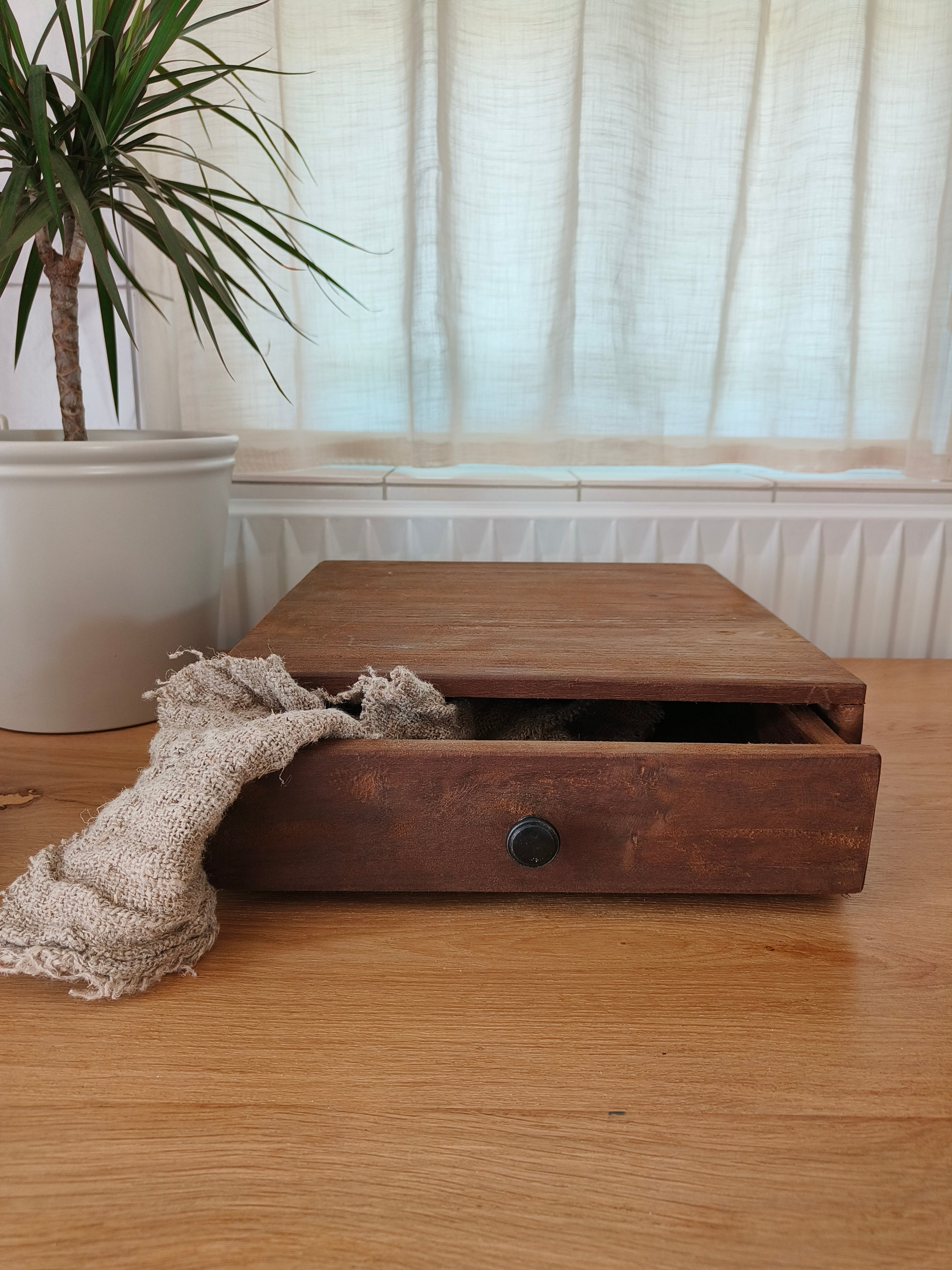 Houten display met lade