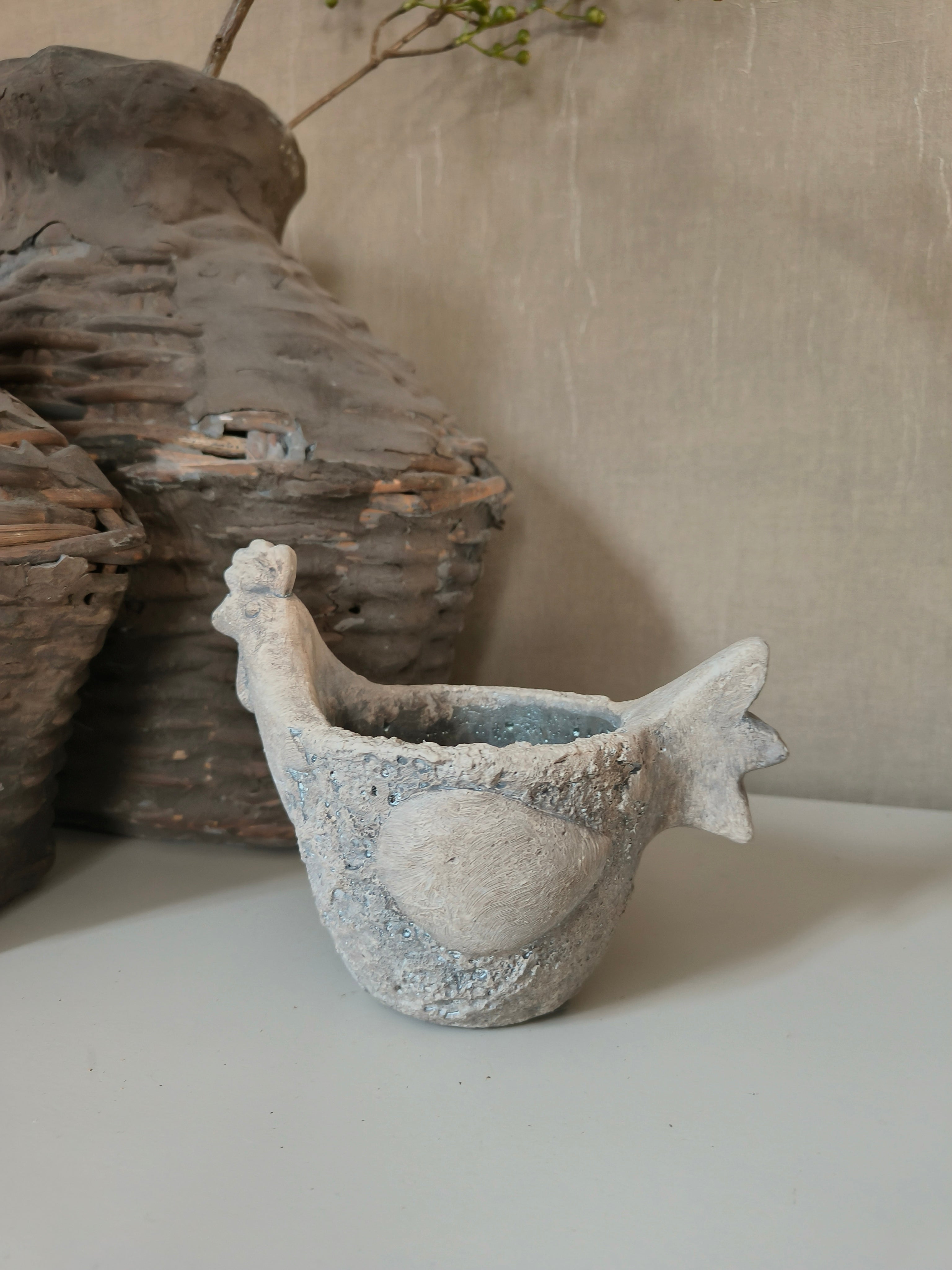 Betonnen kip bloembak