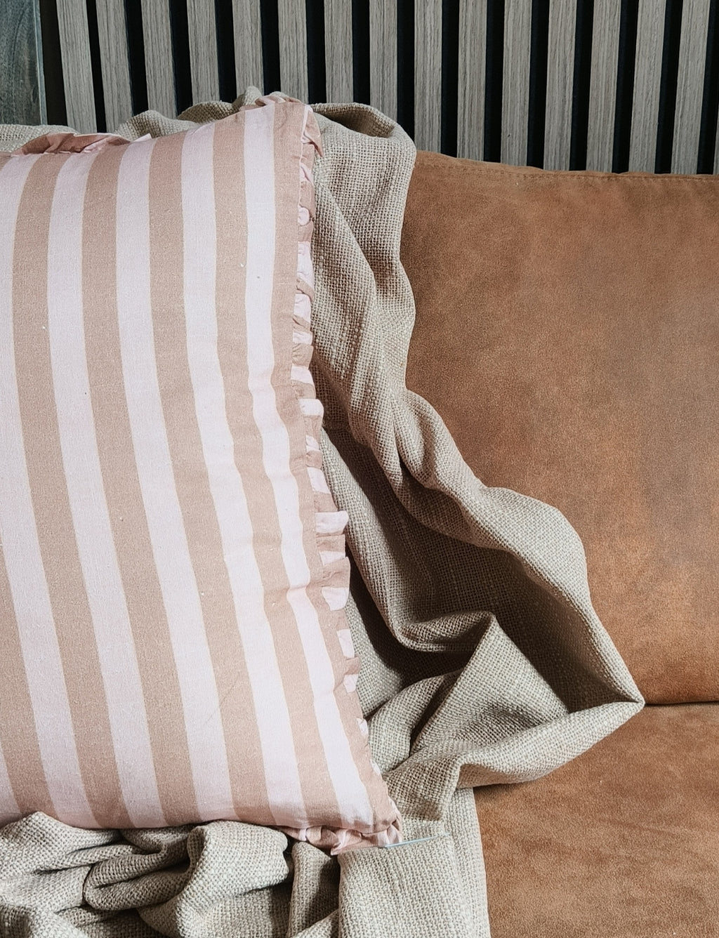 Kussen streep met roezel beige/ roze