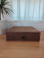 Houten display met lade