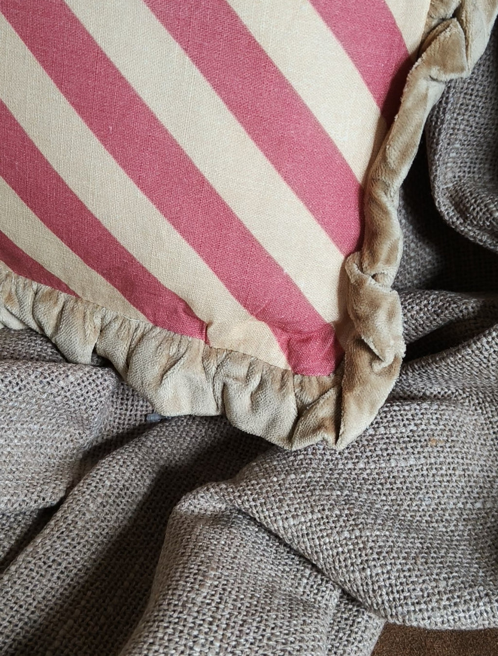 Kussen streep roezel goud/ roze