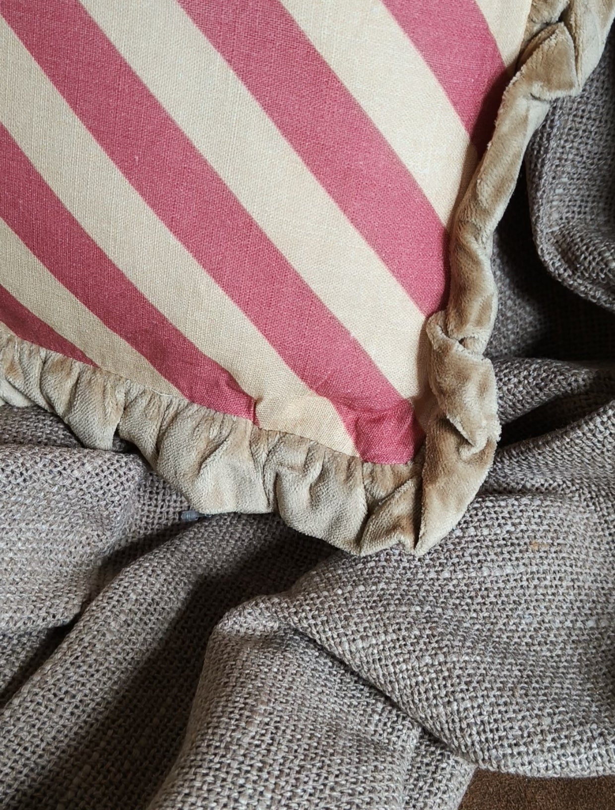 Kussen streep roezel goud/ roze